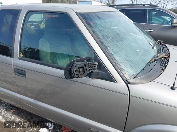 2002 Chevrolet S-10 LS with VIN 1GCCS19W628121477, listed as a IAAI auction lot 41470670 with 257,021 mi miles and . Bid and sale history available at DreamBid. Image 12.