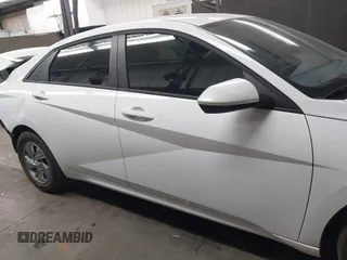 2025 Hyundai Elantra SE z VIN KMHLL4DG5SU913590, wystawiony jako IAAI lot #41900727 z przebiegiem 3 406 mil mil oraz . Historia ofert i sprzedaży dostępna na DreamBid. Obrazek 14.