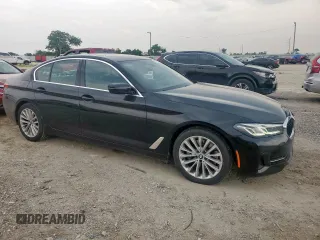 2021 BMW 5 Series 530i z VIN WBA53BH00MCF87964, wystawiony jako Copart lot #55926825 z przebiegiem 88 880 mil mil oraz Czysty tytuł • Clean title. Historia ofert i sprzedaży dostępna na DreamBid. Obrazek 4.