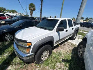 2006 Chevrolet Colorado 2LT z VIN 1GCDT136968146177, wystawiony jako Copart lot #57607155 z przebiegiem 276 364 mil mil oraz Czysty tytuł • Clean title. Historia ofert i sprzedaży dostępna na DreamBid. Obrazek 2.