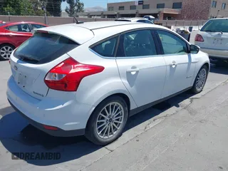 2014 Ford Focus Electric z VIN 1FADP3R42EL393337, wystawiony jako IAAI lot #42365836 z przebiegiem 14 593 mil mil oraz . Historia ofert i sprzedaży dostępna na DreamBid. Obrazek 4.
