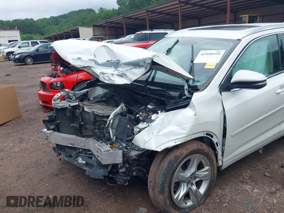 2016 Toyota Highlander Limited with VIN 5TDDKRFH2GS353523, listed as a IAAI auction lot 42440458 with 149,977 mi miles and . Bid and sale history available at DreamBid. Image 16.