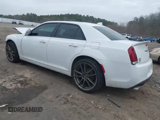 2016 Chrysler 300 S z VIN 2C3CCAGG5GH270347, wystawiony jako IAAI lot #41487152 z przebiegiem 104 041 mil mil oraz . Historia ofert i sprzedaży dostępna na DreamBid. Obrazek 3.