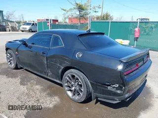 2022 Dodge Challenger R/T Scat Pack z VIN 2C3CDZFJ4NH256848, wystawiony jako IAAI lot #41850081 z przebiegiem 23 537 mil mil oraz . Historia ofert i sprzedaży dostępna na DreamBid. Obrazek 18.