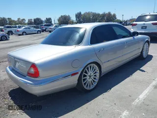 2004 Jaguar XJ R z VIN SAJWA73B94TG30153, wystawiony jako IAAI lot #42235384 z przebiegiem 91 172 mil mil oraz . Historia ofert i sprzedaży dostępna na DreamBid. Obrazek 4.