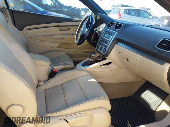 2008 Volkswagen Eos Turbo z VIN WVWBA71F68V050997, wystawiony jako IAAI lot #41858344 z przebiegiem 144 102 mil mil oraz . Historia ofert i sprzedaży dostępna na DreamBid. Obrazek 5.