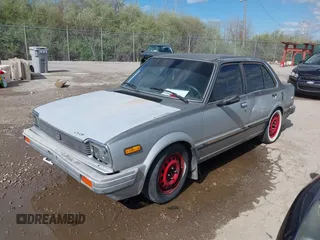 1983 Honda Civic z VIN JHMST3433DS003988, wystawiony jako IAAI lot #42069678 z przebiegiem 155 104 mil mil oraz . Historia ofert i sprzedaży dostępna na DreamBid. Obrazek 2.