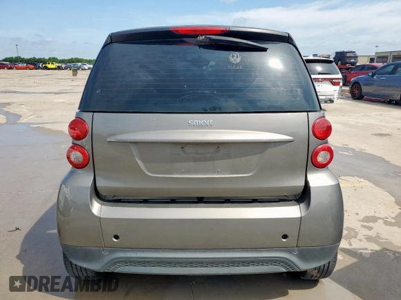 2013 Smart fortwo Pure z VIN WMEEJ3BA8DK684446, wystawiony jako Copart lot #63927965 z przebiegiem 94 604 mil mil oraz Czysty tytuł • Clean title. Historia ofert i sprzedaży dostępna na DreamBid. Obrazek 6.