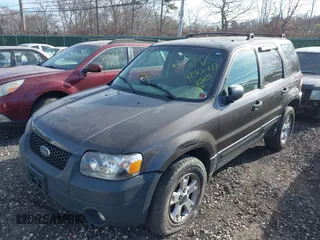 2007 Ford Escape XLT with VIN 1FMYU93157KA19086, listed as a IAAI auction lot 41301417 with 999,999 mi miles. Bid and sale history available at carsss.com. Image 2.