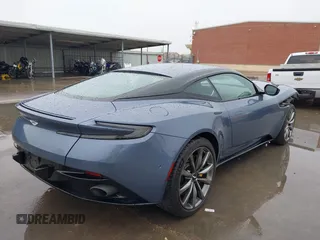 2017 Aston Martin DB11 z VIN SCFRMFAV4HGL03067, wystawiony jako IAAI lot #41962702 z przebiegiem 17 190 mil mil oraz . Historia ofert i sprzedaży dostępna na DreamBid. Obrazek 4.