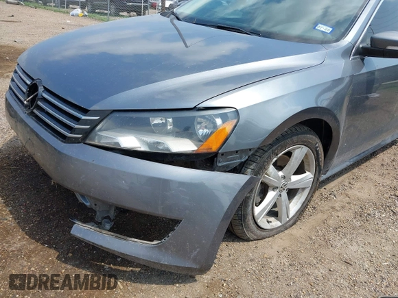 2013 Volkswagen Passat SE z VIN 1VWBH7A32DC011750, wystawiony jako IAAI lot #42199020 z przebiegiem 155 806 mil mil oraz . Historia ofert i sprzedaży dostępna na DreamBid. Obrazek 6.