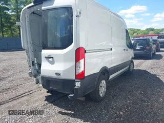 2020 Ford Transit Cargo z VIN 1FTBR1C8XLKA04894, wystawiony jako IAAI lot #42176726 z przebiegiem 84 154 mil mil oraz . Historia ofert i sprzedaży dostępna na DreamBid. Obrazek 4.