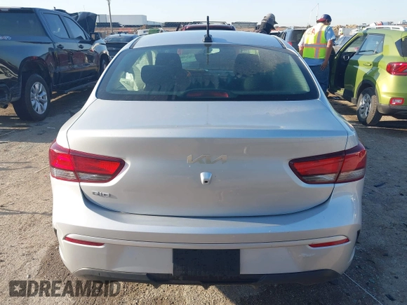 2023 Kia Rio S z VIN 3KPA24AD2PE545609, wystawiony jako IAAI lot #41993823 z przebiegiem 12 186 mil mil oraz . Historia ofert i sprzedaży dostępna na DreamBid. Obrazek 16.