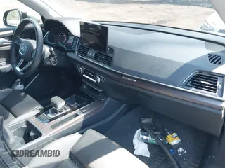 2024 Audi Q5 S line Premium z VIN WA1GAAFY8R2072137, wystawiony jako IAAI lot #41993895 z przebiegiem 28 437 mil mil oraz . Historia ofert i sprzedaży dostępna na DreamBid. Obrazek 5.