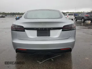 2024 Tesla Model S z VIN 5YJSA1E53RF542174, wystawiony jako Copart lot #55063885 z przebiegiem 4 751 mil mil oraz Szkoda całkowita • Salvage title. Historia ofert i sprzedaży dostępna na DreamBid. Obrazek 6.