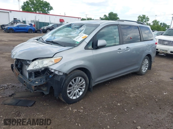 2011 Toyota Sienna XLE AAS z VIN 5TDYK3DC7BS067407, wystawiony jako IAAI lot #42312520 z przebiegiem 175 945 mil mil oraz . Historia ofert i sprzedaży dostępna na DreamBid. Obrazek 2.