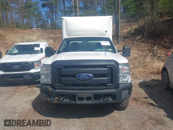 2015 Ford F-250 XL z VIN 1FDBF2B6XFED21572, wystawiony jako IAAI lot #41940222 z przebiegiem 433 042 mil mil oraz . Historia ofert i sprzedaży dostępna na DreamBid. Obrazek 12.