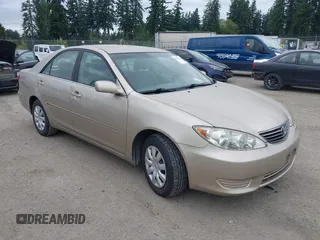 2005 Toyota Camry LE z VIN 4T1BE30K95U394493, wystawiony jako IAAI lot #42507438 z przebiegiem 167 164 mil mil oraz . Historia ofert i sprzedaży dostępna na DreamBid. Obrazek 1.