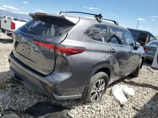 2022 Toyota Highlander XLE with VIN 5TDHZRBH9NS229958, listed as a Copart auction lot 67699934 with 53,525 mi miles and Salvage Title. Bid and sale history available at carsss.com. Image 3.