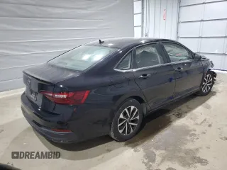 2024 Volkswagen Jetta S z VIN 3VW5M7BU2RM037027, wystawiony jako Copart lot #50875495 z przebiegiem 14 120 mil mil oraz Szkoda całkowita • Salvage title. Historia ofert i sprzedaży dostępna na DreamBid. Obrazek 3.