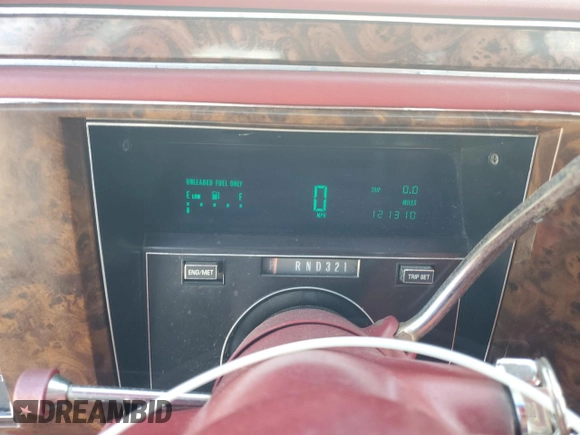 1990 Cadillac Brougham z VIN 1G6DW54Y6LR711203, wystawiony jako Copart lot #76484634 z przebiegiem 121 310 mil mil oraz Nie do naprawy. Historia ofert i sprzedaży dostępna na DreamBid. Obrazek 9.