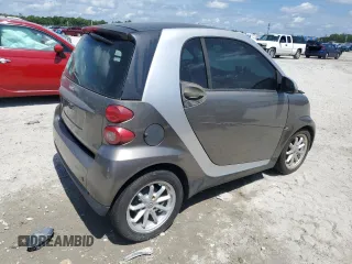 2009 Smart fortwo Pure z VIN WMEEJ31X79K268191, wystawiony jako Copart lot #61767475 z przebiegiem 221 317 mil mil oraz Czysty tytuł • Clean title. Historia ofert i sprzedaży dostępna na DreamBid. Obrazek 3.