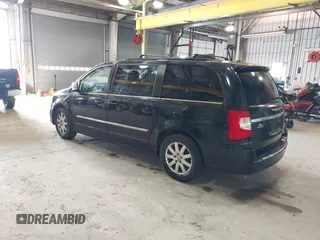 2011 Chrysler Town & Country Touring L z VIN 2A4RR8DG5BR746207, wystawiony jako IAAI lot #42375129 z przebiegiem 226 660 mil mil oraz . Historia ofert i sprzedaży dostępna na DreamBid. Obrazek 3.