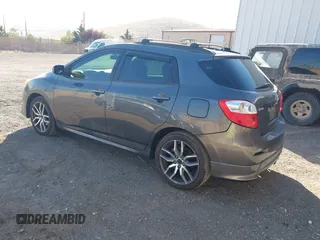 2009 Toyota Matrix S z VIN 2T1LE40E09C006482, wystawiony jako IAAI lot #42624578 z przebiegiem 163 224 mil mil oraz . Historia ofert i sprzedaży dostępna na DreamBid. Obrazek 3.