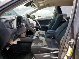 2017 Toyota RAV4 LE z VIN JTMZFREV9HJ137989, wystawiony jako Copart lot #60158975 z przebiegiem 75 840 mil mil oraz Szkoda całkowita • Salvage title. Historia ofert i sprzedaży dostępna na DreamBid. Obrazek 7.