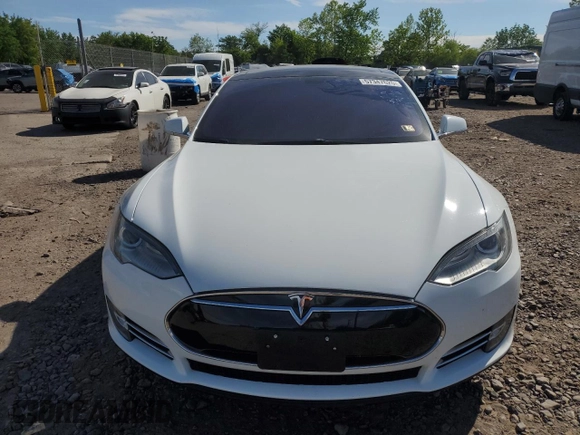 2014 Tesla Model S 60 z VIN 5YJSA1H19EFP37392, wystawiony jako Copart lot #57347625 z przebiegiem Nie podano mil oraz Szkoda całkowita • Salvage title. Historia ofert i sprzedaży dostępna na DreamBid. Obrazek 5.