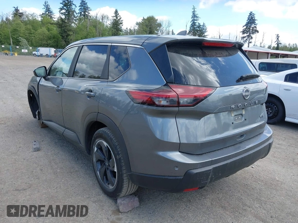2024 Nissan Rogue SV z VIN 5N1BT3BA3RC672598, wystawiony jako IAAI lot #42279132 z przebiegiem 29 491 mil mil oraz . Historia ofert i sprzedaży dostępna na DreamBid. Obrazek 3.