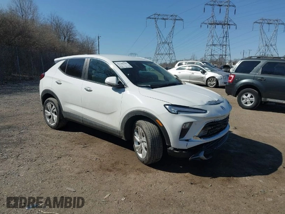2024 Buick Encore GX Preferred z VIN KL4AMCSL1RB002336, wystawiony jako IAAI lot #41700398 z przebiegiem 13 901 mil mil oraz . Historia ofert i sprzedaży dostępna na DreamBid. Obrazek 1.