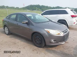 2012 Ford Focus SE z VIN 1FAHP3F24CL227225, wystawiony jako IAAI lot #42389939 z przebiegiem 135 197 mil mil oraz . Historia ofert i sprzedaży dostępna na DreamBid. Obrazek 1.