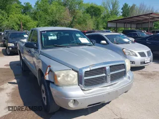 2006 Dodge Dakota SLT z VIN 1D7HE42N86S646569, wystawiony jako IAAI lot #41973110 z przebiegiem 208 510 mil mil oraz . Historia ofert i sprzedaży dostępna na DreamBid. Obrazek 1.
