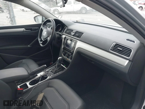 2019 Volkswagen Passat Wolfsburg Edition z VIN 1VWLA7A30KC002809, wystawiony jako IAAI lot #42341311 z przebiegiem 31 181 mil mil oraz . Historia ofert i sprzedaży dostępna na DreamBid. Obrazek 5.