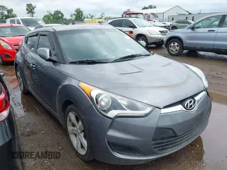 2014 Hyundai Veloster z VIN KMHTC6AD6EU209005, wystawiony jako IAAI lot #42470155 z przebiegiem 118 305 mil mil oraz . Historia ofert i sprzedaży dostępna na DreamBid. Obrazek 1.