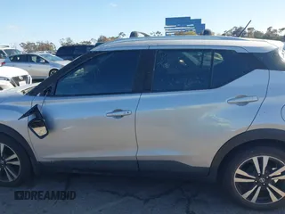 2020 Nissan Kicks SV z VIN 3N1CP5CV6LL573962, wystawiony jako IAAI lot #41783534 z przebiegiem 32 247 mil mil oraz . Historia ofert i sprzedaży dostępna na DreamBid. Obrazek 14.