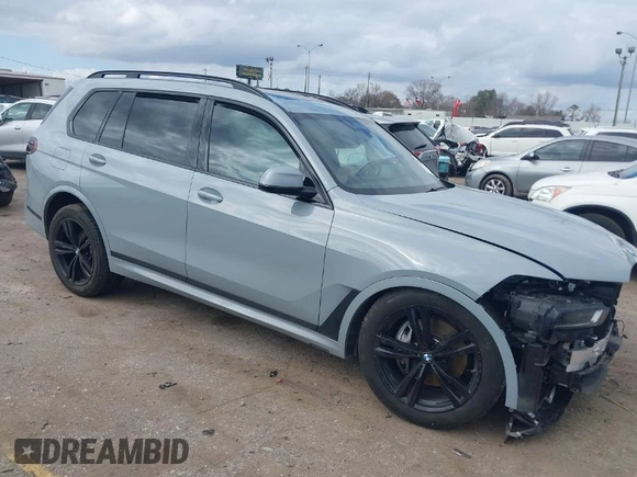 2025 BMW X7 xDrive40i z VIN 5UX23EM01S9W23566, wystawiony jako IAAI lot #41490415 z przebiegiem 8 144 mil mil oraz . Historia ofert i sprzedaży dostępna na DreamBid. Obrazek 1.