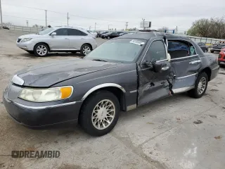 2001 Lincoln Town Car Signature z VIN 1LNHM82W11Y683915, wystawiony jako Copart lot #50395865 z przebiegiem Nie podano mil oraz Nie do naprawy • Non repairable. Historia ofert i sprzedaży dostępna na DreamBid. Obrazek 1.
