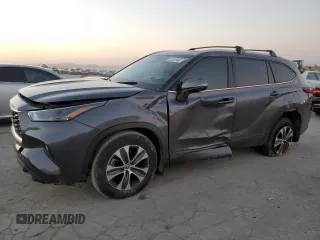 2022 Toyota Highlander XLE z VIN 5TDGZRAH4NS543448, wystawiony jako Copart lot #82202963 z przebiegiem Nie podano mil oraz Szkoda całkowita • Salvage title. Historia ofert i sprzedaży dostępna na DreamBid. Obrazek 1.