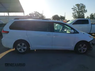 2014 Toyota Sienna LE AAS z VIN 5TDKK3DC9ES460142, wystawiony jako IAAI lot #42140187 z przebiegiem 150 616 mil mil oraz . Historia ofert i sprzedaży dostępna na DreamBid. Obrazek 14.