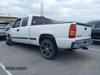 2000 Chevrolet Silverado 1500 LS with VIN 2GCEC19T5Y1195836, listed as a IAAI auction lot 42050991 with 1 mi miles. Bid and sale history available at carsss.com. Image 3.