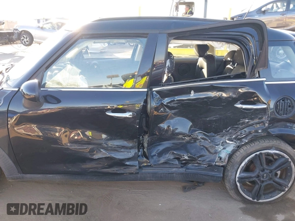 2013 MINI Countryman S z VIN WMWZC3C57DWP22928, wystawiony jako IAAI lot #41665753 z przebiegiem Nie podano mil oraz . Historia ofert i sprzedaży dostępna na DreamBid. Obrazek 14.