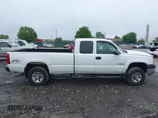 2005 Chevrolet Silverado 3500 z VIN 1GCHK39U75E196856, wystawiony jako IAAI lot #42270278 z przebiegiem Nie podano mil oraz . Historia ofert i sprzedaży dostępna na DreamBid. Obrazek 13.