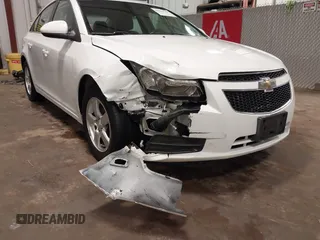 2014 Chevrolet Cruze 1LT z VIN 1G1PC5SB5E7390585, wystawiony jako IAAI lot #42567546 z przebiegiem 119 076 mil mil oraz . Historia ofert i sprzedaży dostępna na DreamBid. Obrazek 6.
