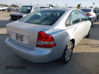 2006 Volvo S40 2.4L with VIN YV1MS382262208357, listed as a IAAI auction lot 41562014 with 104,468 mi miles. Bid and sale history available at carsss.com. Image 4.