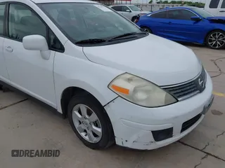 2009 Nissan Versa S z VIN 3N1BC13E19L412413, wystawiony jako IAAI lot #42129392 z przebiegiem 124 150 mil mil oraz . Historia ofert i sprzedaży dostępna na DreamBid. Obrazek 17.