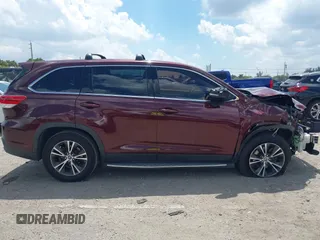 2019 Toyota Highlander LE z VIN 5TDZARFH5KS054593, wystawiony jako IAAI lot #41891885 z przebiegiem 131 351 mil mil oraz . Historia ofert i sprzedaży dostępna na DreamBid. Obrazek 14.