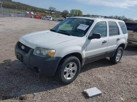 2005 Ford Escape XLT with VIN 1FMYU93145KE08055, listed as a IAAI auction lot 42004705 with 205,729 mi miles. Bid and sale history available at carsss.com. Image 2.