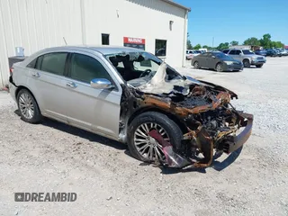 2012 Chrysler 200 Limited z VIN 1C3CCBCB2CN292985, wystawiony jako IAAI lot #42297701 z przebiegiem Nie podano mil oraz . Historia ofert i sprzedaży dostępna na DreamBid. Obrazek 1.
